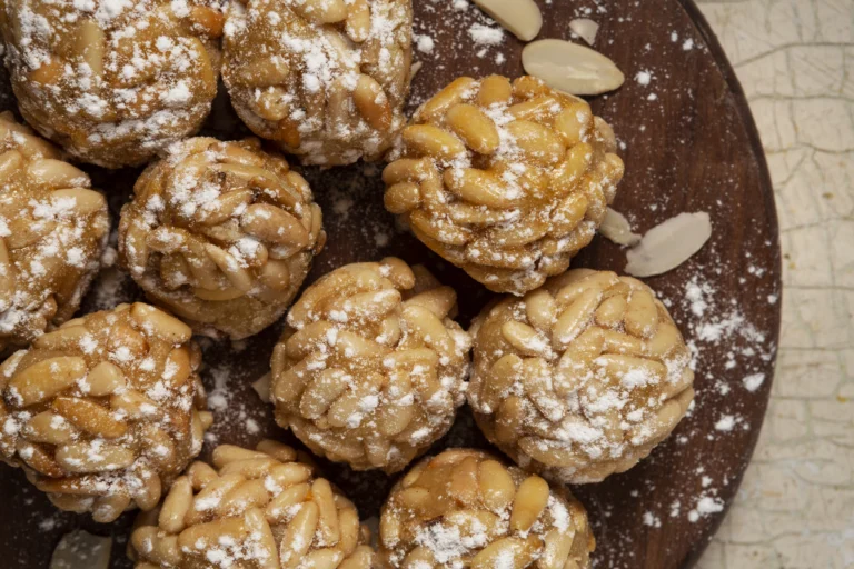Panellets receta sin patata: cómo hacer panellets tradicionales solo con almendra